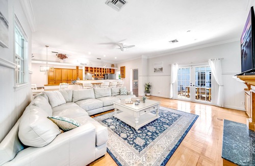 Lake Ida Shores Casa | Heated Pool! Close To Beach+Avenue! Quaint Style!