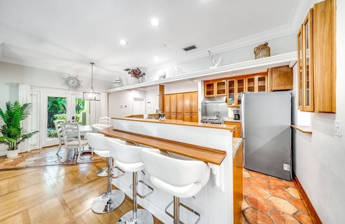 Lake Ida Shores Casa | Heated Pool! Close To Beach+Avenue! Quaint Style!