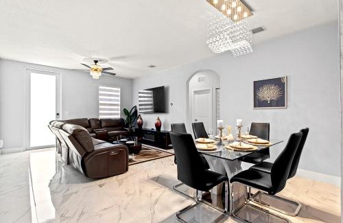 Homestead Casa | Heated Pool Family Retreat- Games, Everglades, Keys