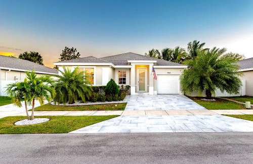 Homestead Casa | Heated Pool Family Retreat- Games, Everglades, Keys