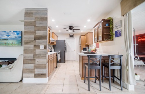 Lake Worth Casa | Heated Pool / Game Room / 5+ Beds / Pet OK