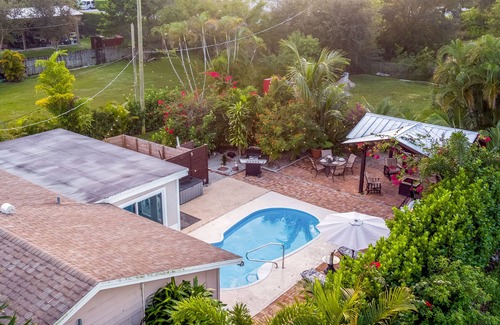 Lake Worth Casa | Heated Pool / Game Room / 5+ Beds / Pet OK