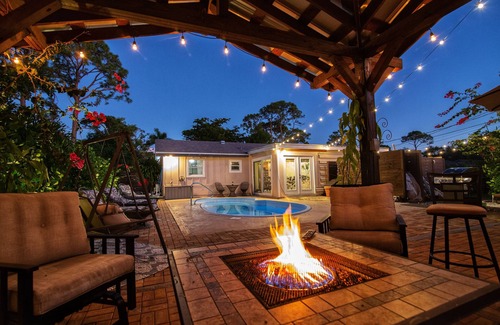 Lake Worth Casa | Heated Pool / Game Room / 5+ Beds / Pet OK