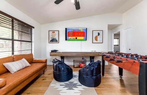Interchange Square Casa | Heated Pool, Game Room & 4Bdrm - Bay Bungalow