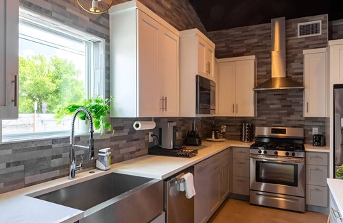 Govalle Casa | Heated Pool Haven w Hot Tub Downtown 3 mi