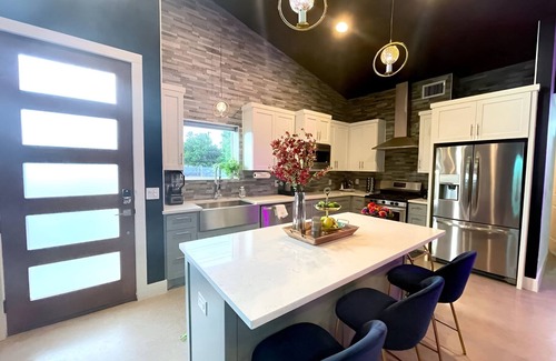 Govalle Casa | Heated Pool Haven w Hot Tub Downtown 3 mi