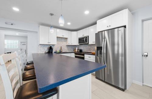 Laguna Shores Apartamento | Heated Pool Home steps to the beach