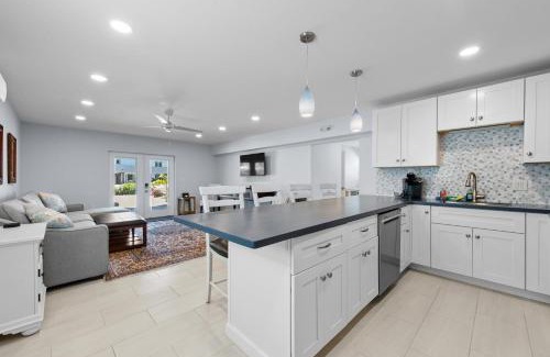 Laguna Shores Apartamento | Heated Pool Home steps to the beach