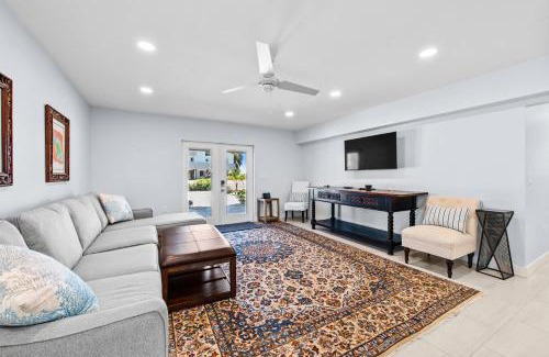 Laguna Shores Apartamento | Heated Pool Home steps to the beach