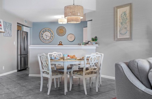 Isla del Sol Condominio | Pool + Hot Tub + Beach Gear + Views. 5 Min to St. Pete Beach
