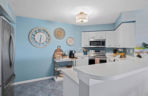 Isla del Sol Condominio | Pool + Hot Tub + Beach Gear + Views. 5 Min to St. Pete Beach