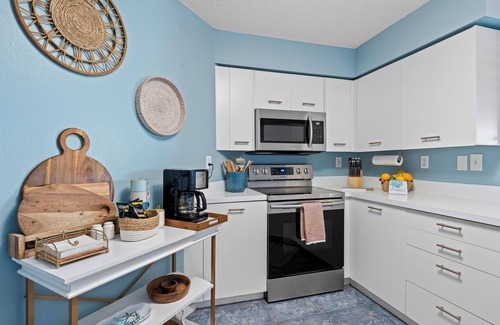 Isla del Sol Condominio | Pool + Hot Tub + Beach Gear + Views. 5 Min to St. Pete Beach