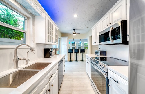 Lauderdale Beach Casa | Heated Pool+Hot Tub! Walk To Beach & Shops!