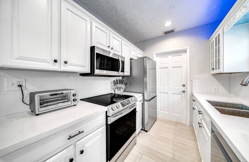 Lauderdale Beach Casa | Heated Pool+Hot Tub! Walk To Beach & Shops!