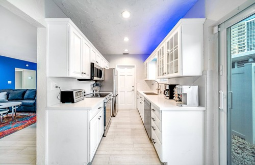 Lauderdale Beach Casa | Heated Pool+Hot Tub! Walk To Beach & Shops!