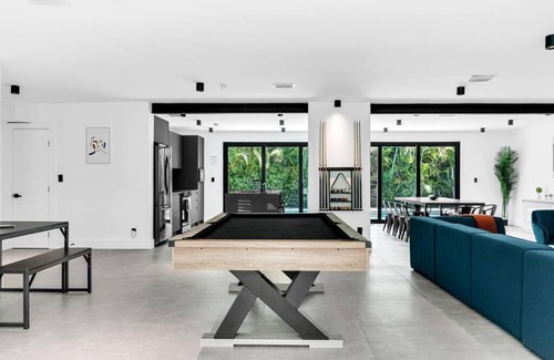 North Miami Beach Casa | Heated Pool Modern 5 Bedrooms House 10 minutes to the Ocean