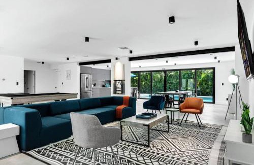 North Miami Beach Casa | Heated Pool Modern 5 Bedrooms House 10 minutes to the Ocean
