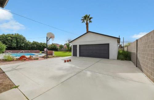 Las Vegas Casa | Heated Pool Modern Ranch Villa 10 Min to Strip