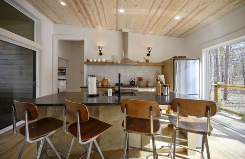 Broken Bow Cabina | Poolside Escape | Soak + Serve in Style