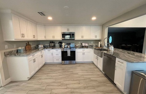 Town N County Park Casa | Heated Pool, Pickleball, basketball, putting green -3 King beds