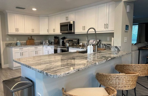 Town N County Park Casa | Heated Pool, Pickleball, basketball, putting green -3 King beds