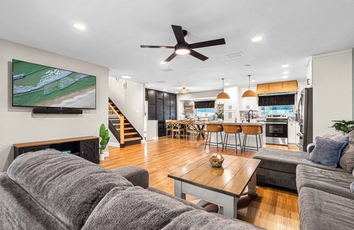 Tampa Casa | Heated Pool~Pickleball~Hot Tub~Game Room~Basketball~Fire Pit~Bunk Room~4 Kings