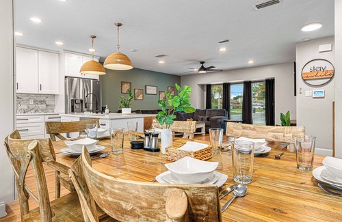 Tampa Casa | Heated Pool~Pickleball~Hot Tub~Game Room~Basketball~Fire Pit~Bunk Room~4 Kings