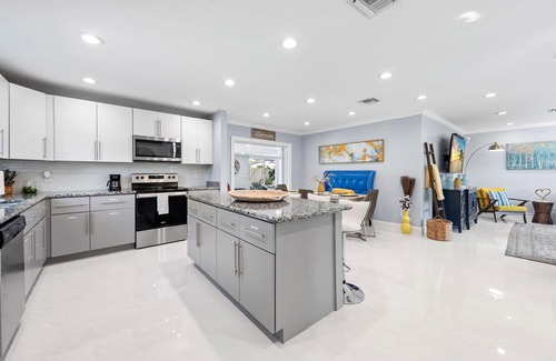 Central Corals Casa | Heated Pool! Ping-Pong+Close To Beach & Shops!