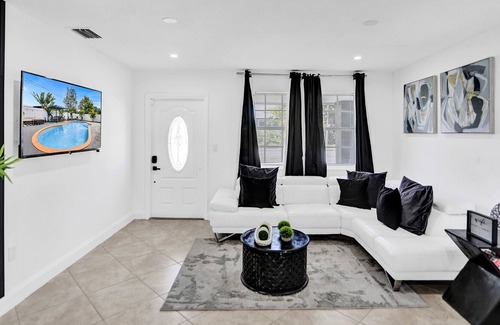 Ives Estates Casa | Heated Pool, Pool table, Fire pit, Stadium Home