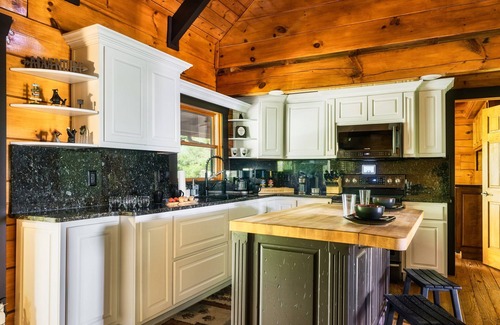 Sevierville Cabina | Private Oasis:Pool*HotTub*FirePit*Theater&Game Rms