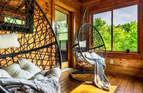 Sevierville Cabina | Private Oasis:Pool*HotTub*FirePit*Theater&Game Rms