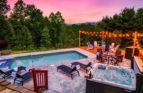 Sevierville Cabina | Private Oasis:Pool*HotTub*FirePit*Theater&Game Rms