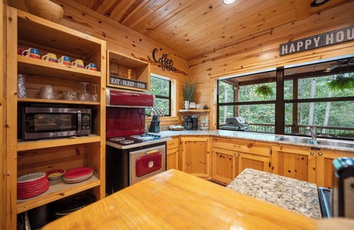 Broken Bow Cabina | Heated Pool | Secluded | Dog Friendly | Hot Tub
