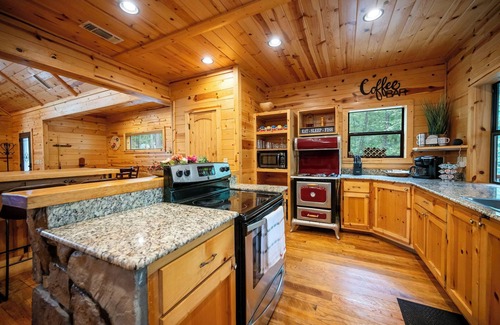 Broken Bow Cabina | Heated Pool | Secluded | Dog Friendly | Hot Tub
