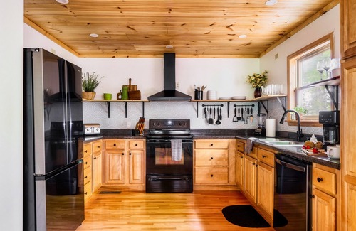 Wears Valley Cabina | Heated Pool & Spa / Firepit / Views / Location / Yard / Style