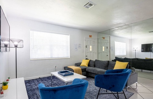 West Hollywood Casa | Heated Pool spacious House 5Beds-3Baths 10 guests