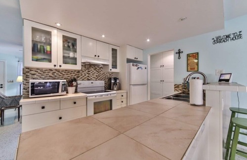 Beau Rivage Shores Casa | Heated pool, Very Kid and Dog Friendly & steps to the beach