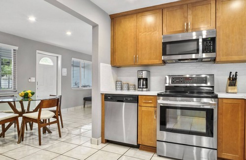 Central Oakland Park Casa | Heated Pool! Walk to Brewery & Restaurants!