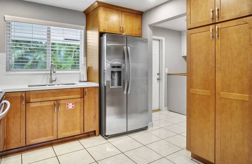 Central Oakland Park Casa | Heated Pool! Walk to Brewery & Restaurants!