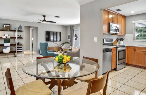 Central Oakland Park Casa | Heated Pool! Walk to Brewery & Restaurants!