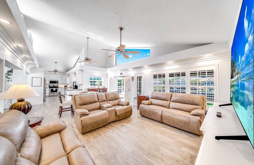 Garden Isles Casa | Heated Pool! Waterfront+Kayak! Close 2 Beach!