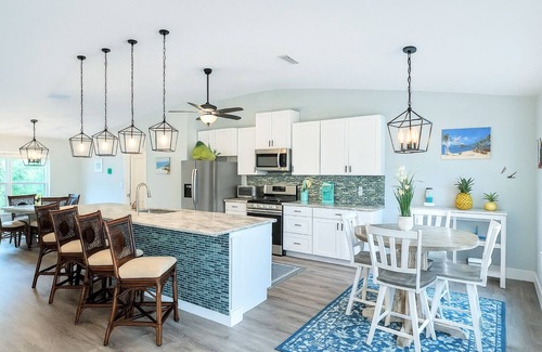 Vero Beach Casa | Romantic Getaway!Heated pool,Tiki bar, hot tub.Central Beaches ,Downtown/pets OK