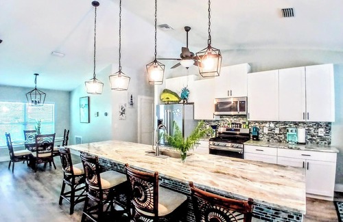 Vero Beach Casa | Romantic Getaway!Heated pool,Tiki bar, hot tub.Central Beaches ,Downtown/pets OK