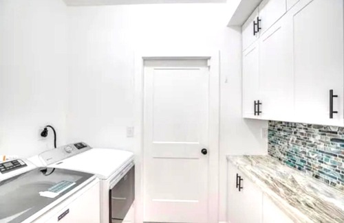 Vero Beach Casa | Romantic Getaway!Heated pool,Tiki bar, hot tub.Central Beaches ,Downtown/pets OK
