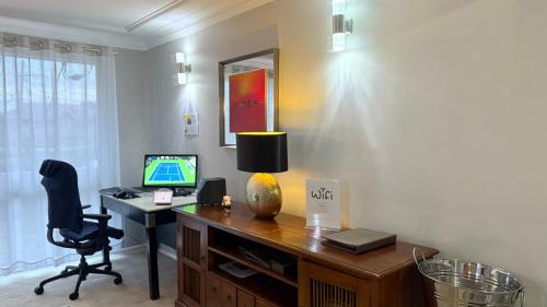 Marsfield Casa | Heated toilet seat - Air Conditioning- Hot Tub Spa - Dryer - Electrical BBQ Grill - Pool - Arcade Games at Golden Swan Holiday House