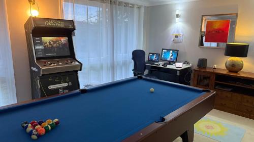 Marsfield Casa | Heated toilet seat - Air Conditioning- Hot Tub Spa - Dryer - Electrical BBQ Grill - Pool - Arcade Games at Golden Swan Holiday House