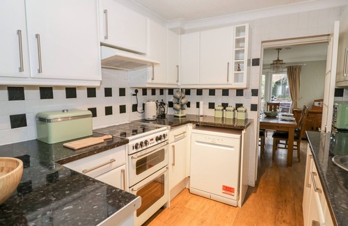 Stratford-upon-Avon Cabaña | HEATH COTTAGE, pet friendly, with hot tub in Stratford-Upon-Avon