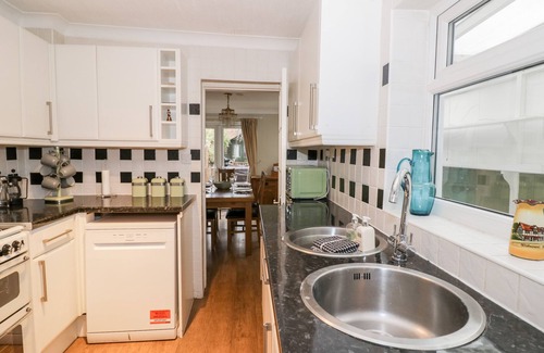 Stratford-upon-Avon Cabaña | HEATH COTTAGE, pet friendly, with hot tub in Stratford-Upon-Avon