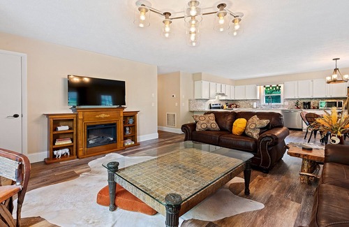 Waynesville Casa | Heath Retreat Guesthouse - fishing pond, hot tub, and fire pit- family friendly!