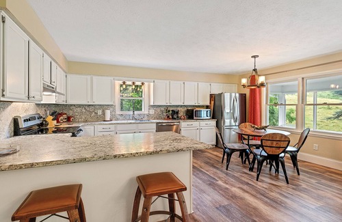 Waynesville Casa | Heath Retreat Guesthouse - fishing pond, hot tub, and fire pit- family friendly!